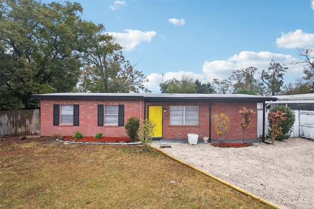 ranch-style home featuring a front lawn