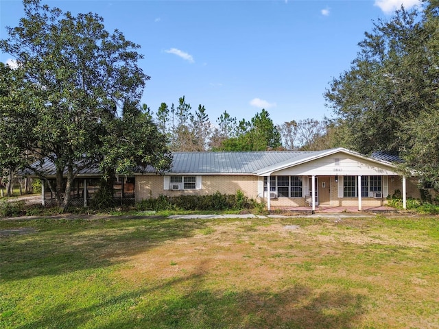 ranch-style home featuring a front lawn and a porch