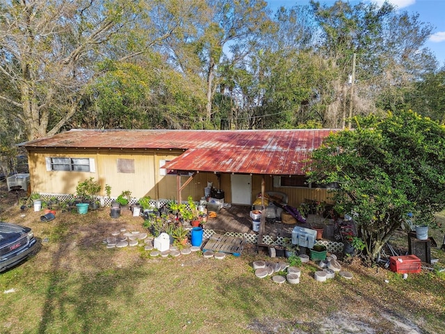 view of front of property featuring a front yard