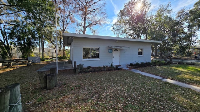 view of front of property with a front yard