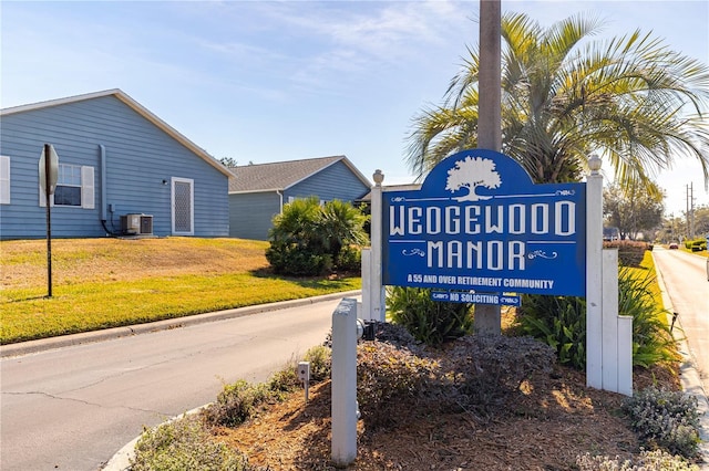 community / neighborhood sign featuring a yard