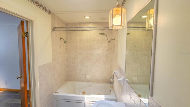 bathroom featuring tiled shower / bath combo