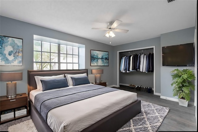 bedroom featuring dark wood-type flooring, ceiling fan, and a closet