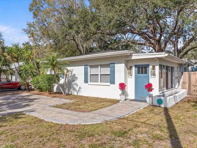 view of front of home featuring a front lawn