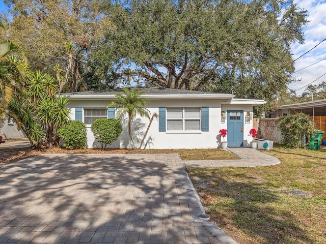 view of front of home featuring a front yard