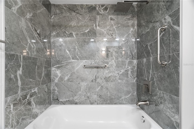 bathroom featuring tiled shower / bath