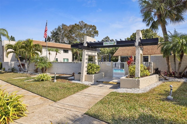 view of front of property featuring a front lawn