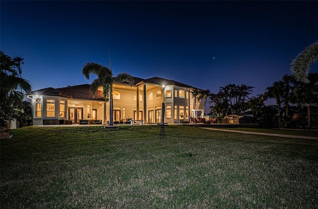 view of front of property featuring a yard