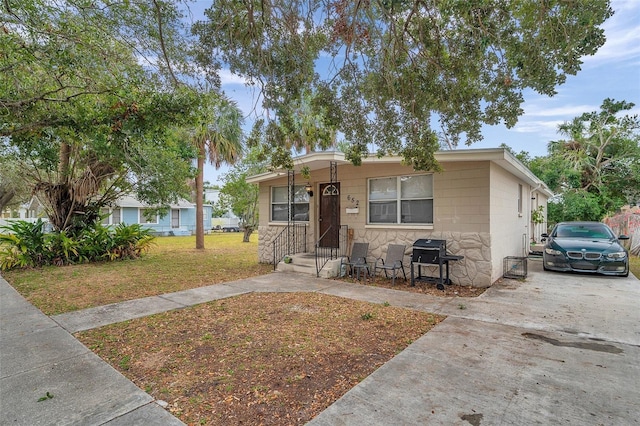 view of front of house featuring a front lawn