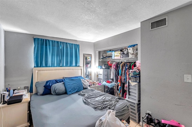 bedroom featuring a textured ceiling and a closet