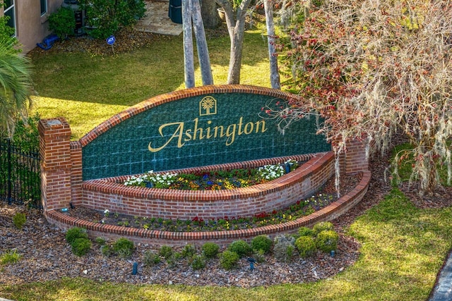 community sign featuring a yard