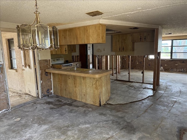 kitchen with a chandelier, a textured ceiling, a peninsula, white electric range oven, and visible vents