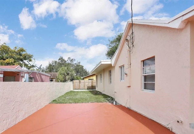 view of yard featuring a patio area