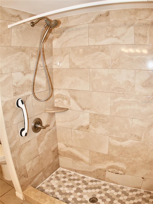 bathroom featuring a tile shower