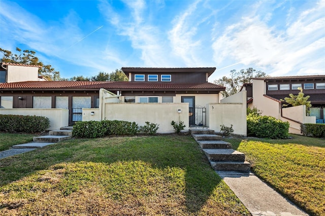 view of front of property featuring a front yard