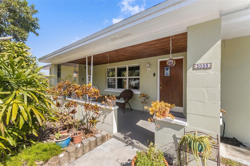 property entrance featuring a porch