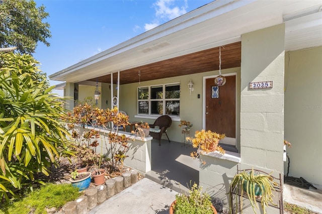 property entrance featuring a porch