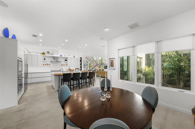 dining room with baseboards, visible vents, and recessed lighting