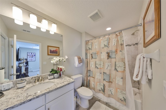 bathroom with toilet, a textured ceiling, shower / bath combo, and visible vents