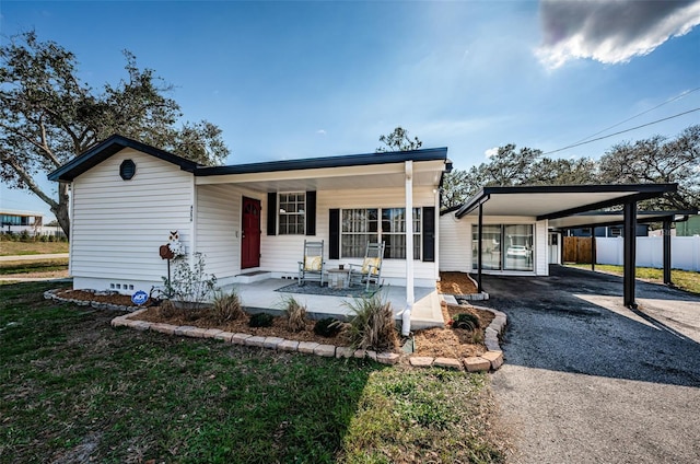 view of front of home with a carport and a front lawn