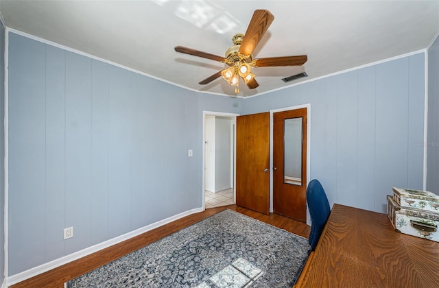 office area featuring ornamental molding, ceiling fan, and light hardwood / wood-style floors