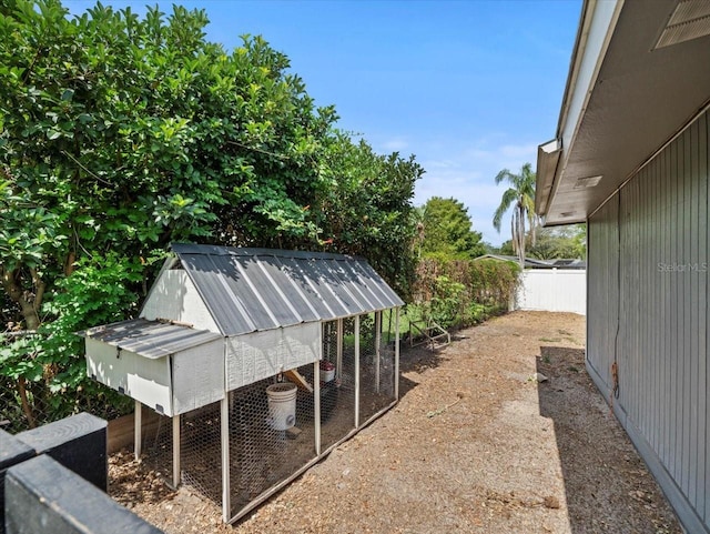 view of yard featuring an outbuilding