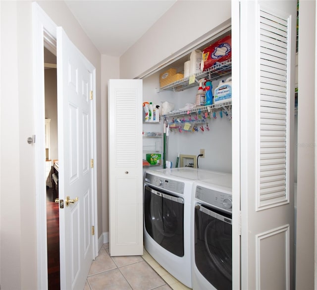 laundry area featuring light tile patterned floors and independent washer and dryer