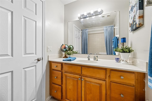 full bath featuring a shower with curtain, visible vents, and vanity