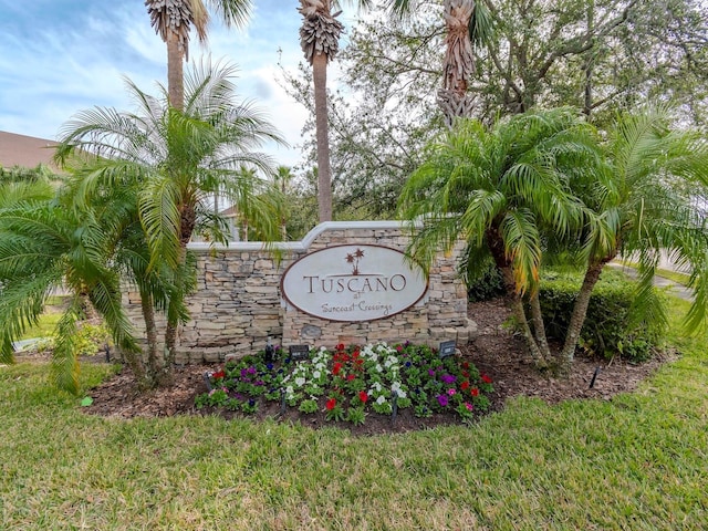 community sign with a yard