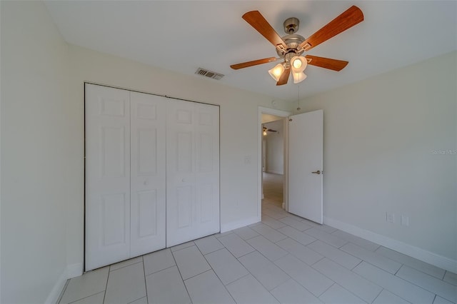 unfurnished bedroom featuring ceiling fan and a closet