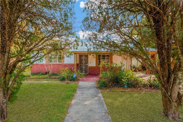 view of front of house featuring a front yard