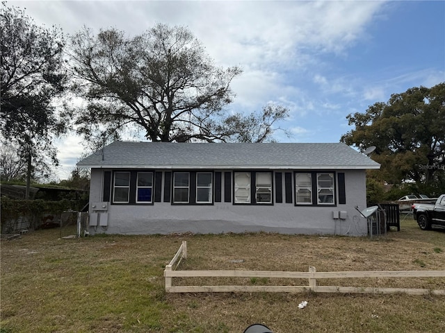 view of front facade with a front yard