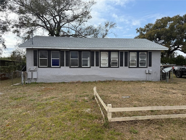 view of front facade with a front lawn