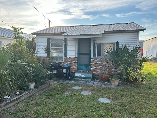 view of front facade featuring a front lawn