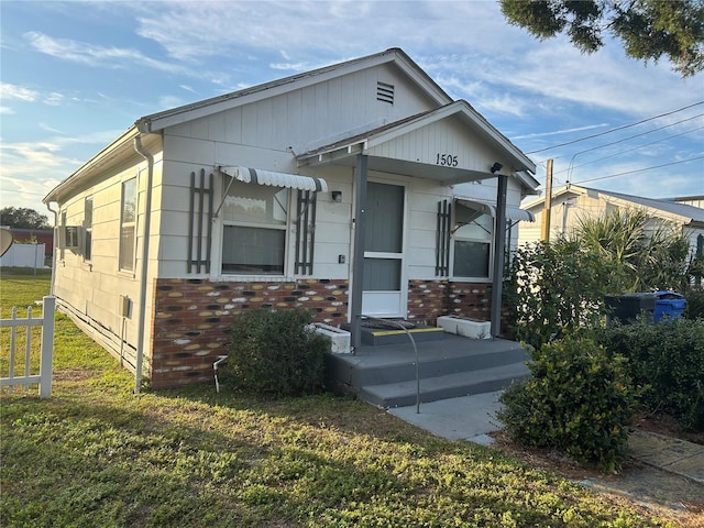 view of front of property with a front lawn