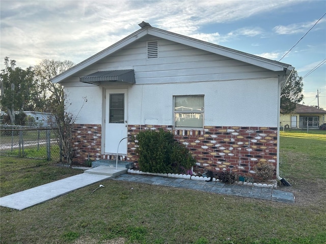 view of front of house featuring a front yard