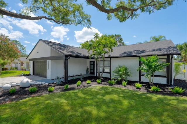 view of front facade featuring a garage and a front yard