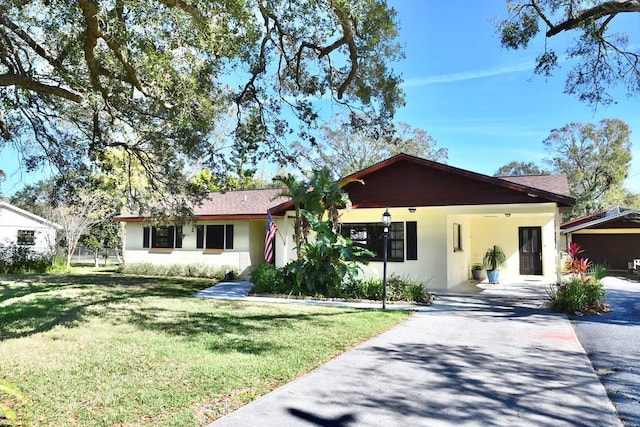 single story home featuring a front lawn