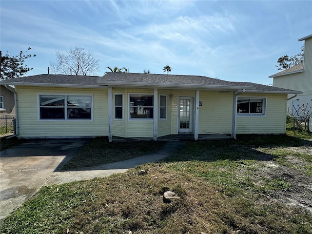 view of front of home featuring a front yard