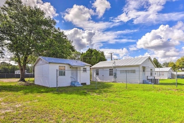 back of house featuring a yard