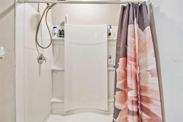 bathroom featuring a shower with shower curtain