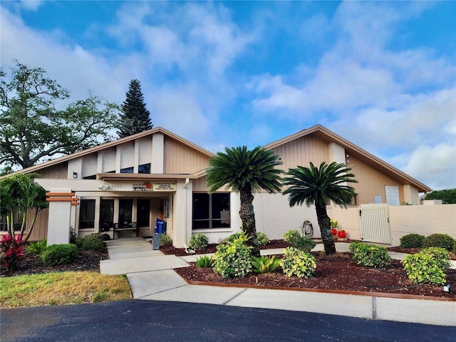 view of front of property