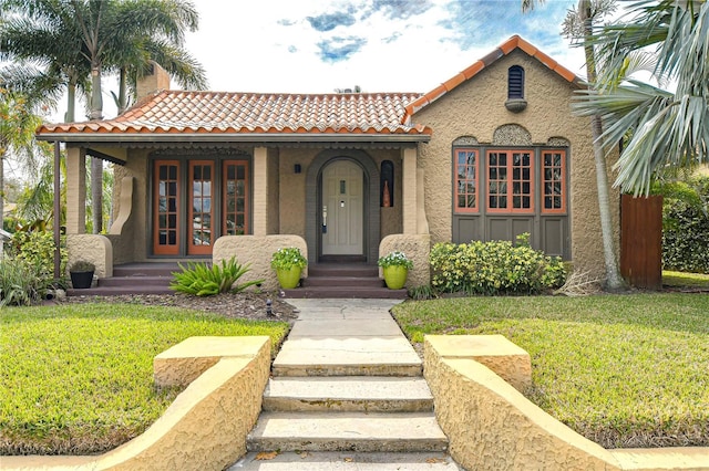 view of front facade featuring covered porch and a front lawn