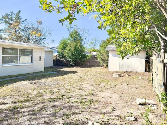 view of yard featuring a storage shed