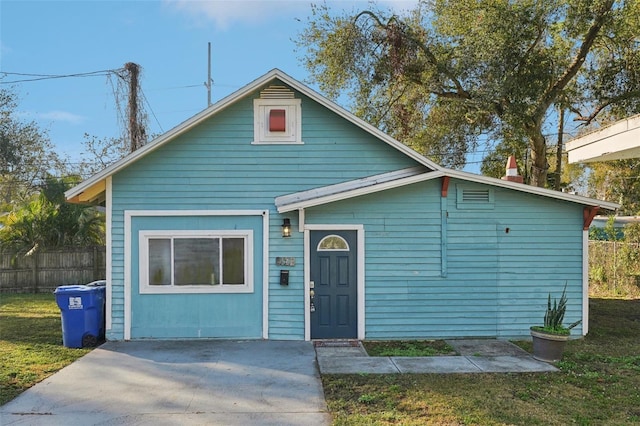 view of front facade featuring a front yard