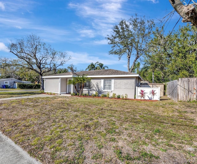 single story home featuring a front lawn