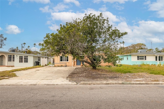 Listing photo 3 for 4000 Huntington St NE, Saint Petersburg FL 33703