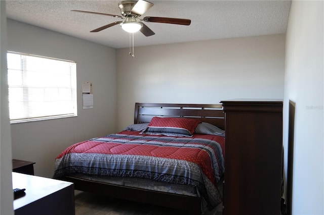 bedroom featuring ceiling fan and a textured ceiling