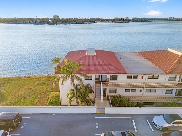 bird's eye view with a water view