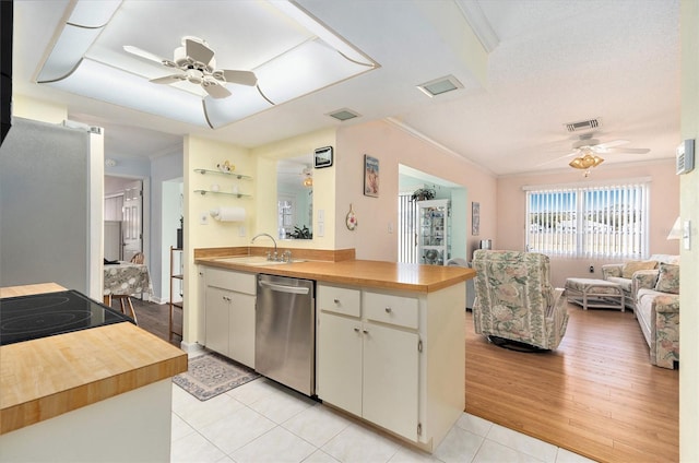 kitchen featuring sink, ceiling fan, stainless steel appliances, ornamental molding, and kitchen peninsula